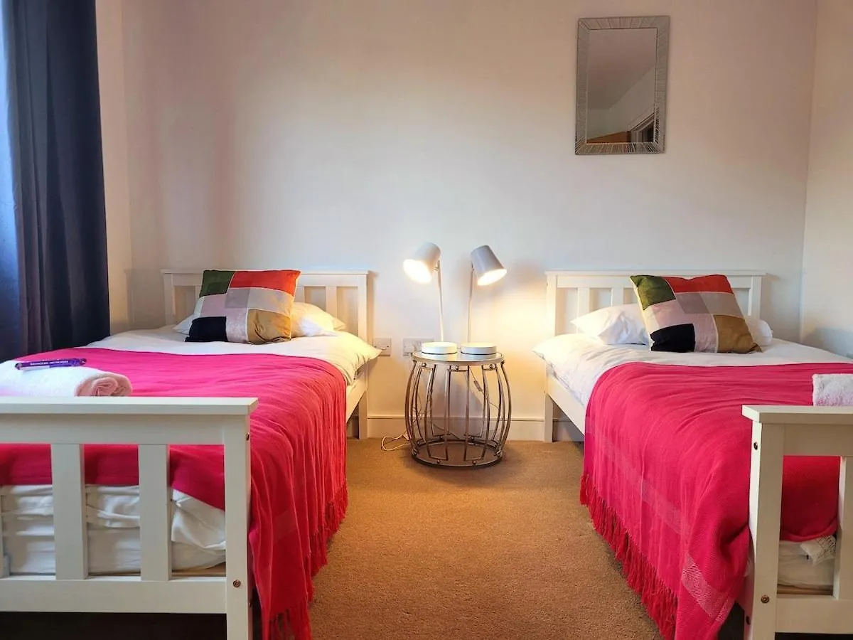 Cheltenham Town Centre Apartment, Private Parking 0*,