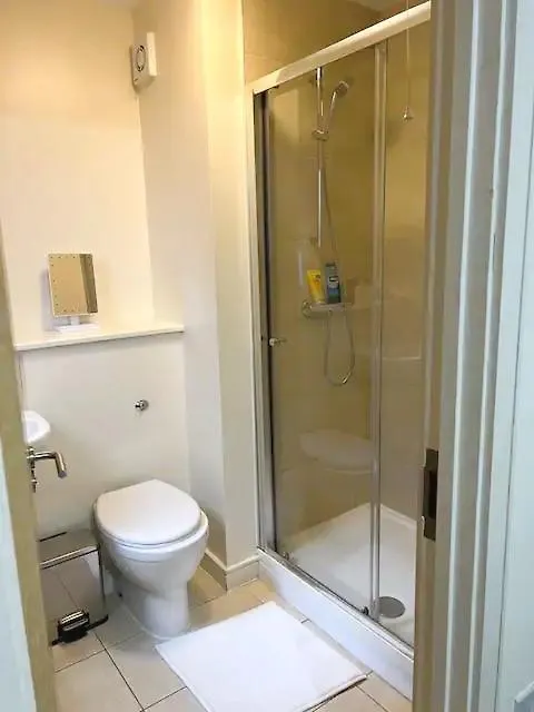 Cheltenham Town Centre Apartment, Private Parking Apartment