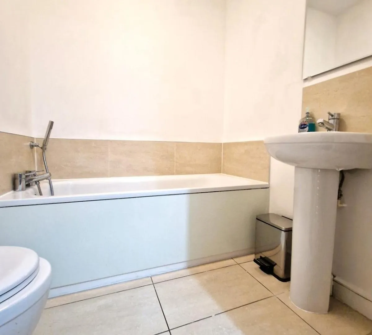 Cheltenham Town Centre Apartment, Private Parking 0*,