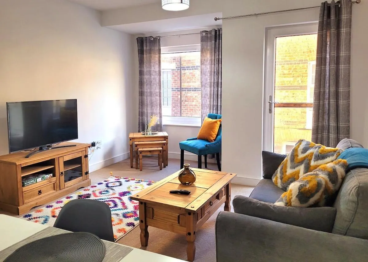 Cheltenham Town Centre Apartment, Private Parking Apartment