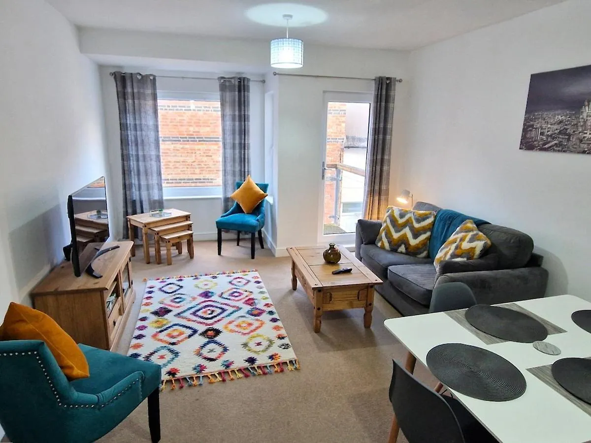 Cheltenham Town Centre Apartment, Private Parking United Kingdom