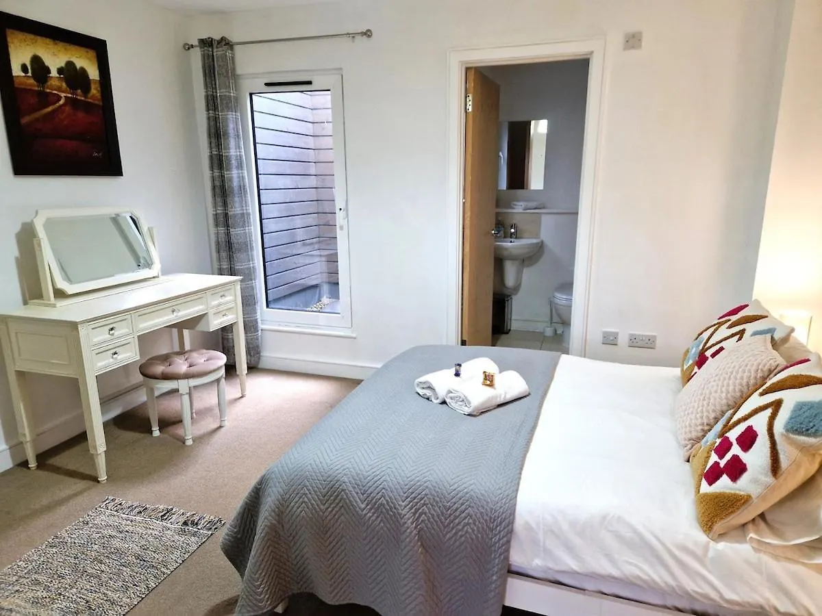 Cheltenham Town Centre Apartment, Private Parking Apartment