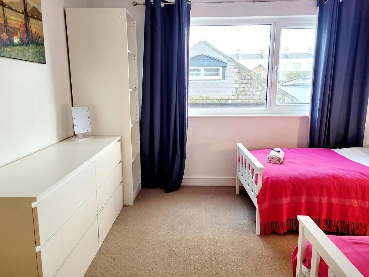Cheltenham Town Centre Apartment, Private Parking United Kingdom