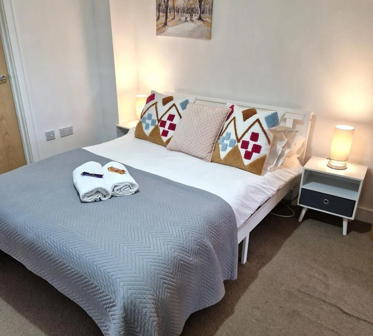 Cheltenham Town Centre Apartment, Private Parking