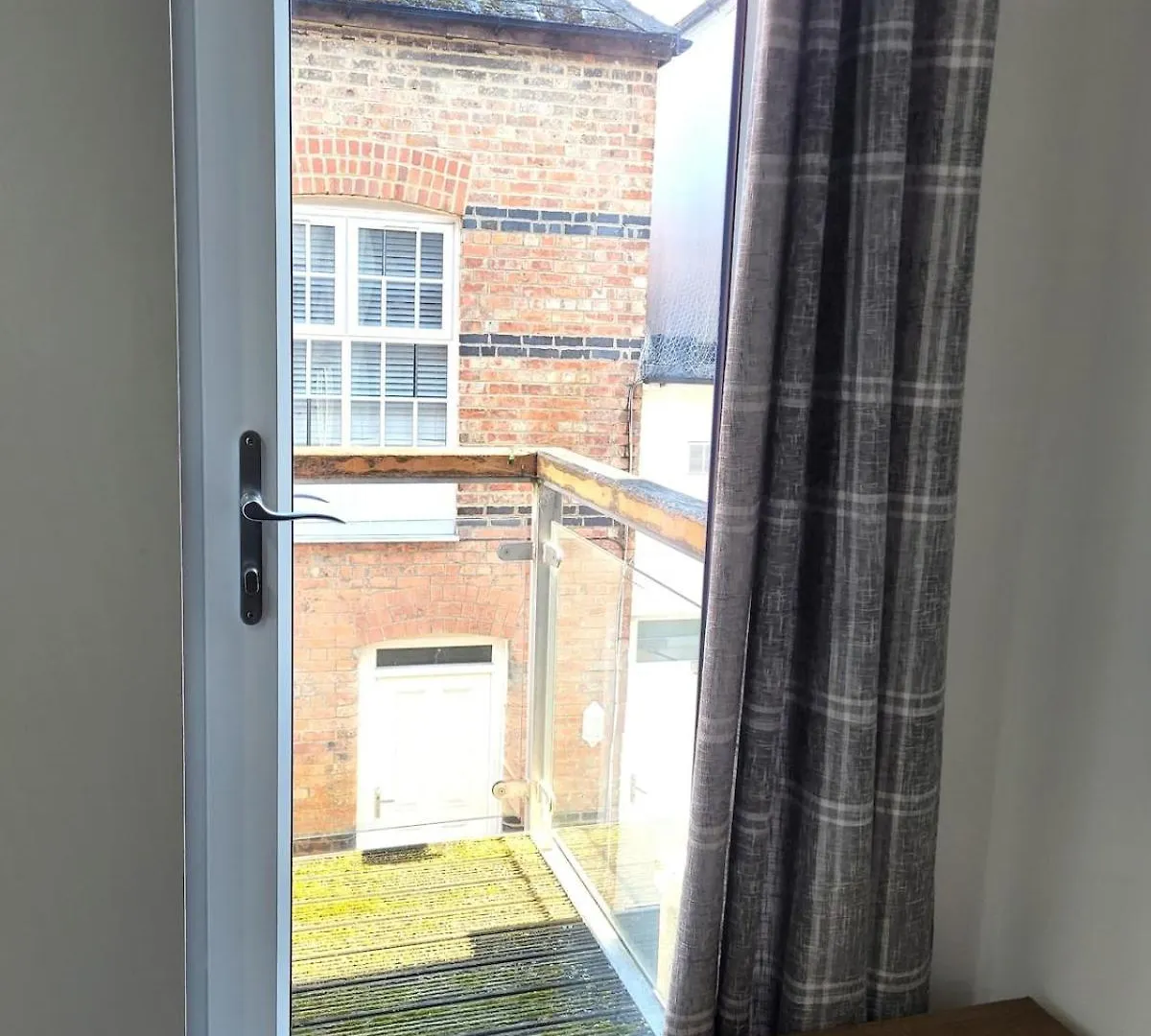 Cheltenham Town Centre Apartment, Private Parking