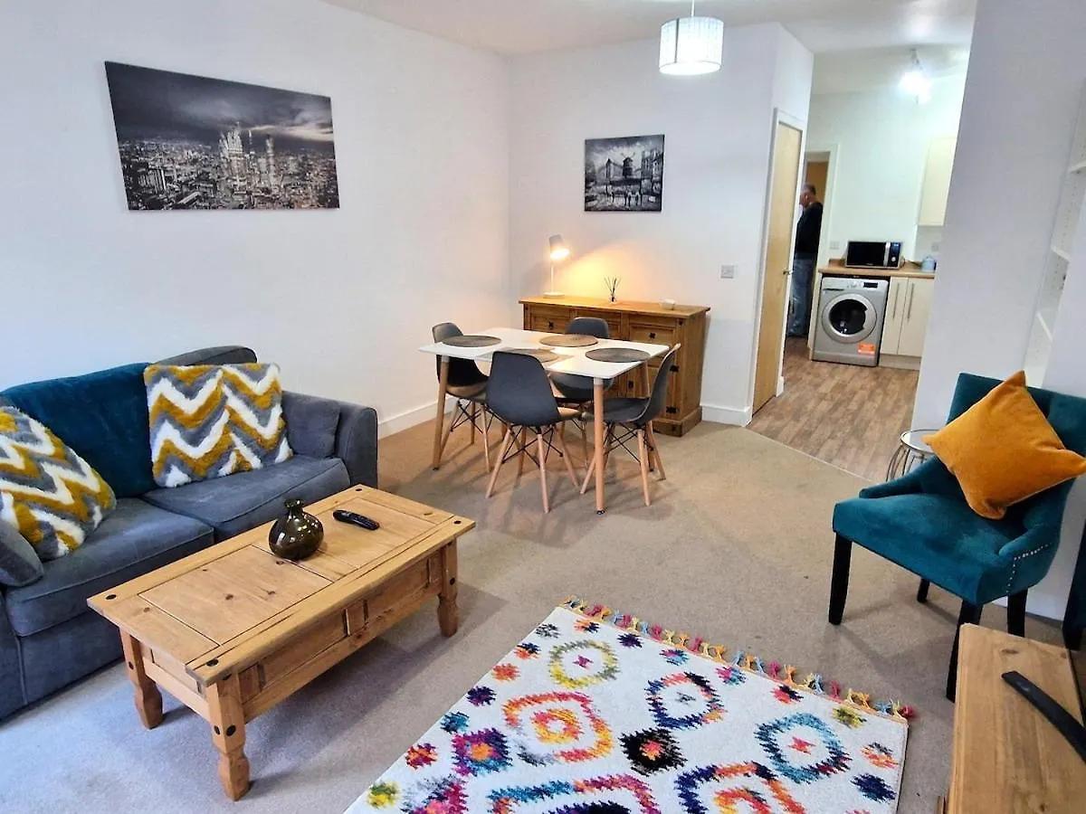 Cheltenham Town Centre Apartment, Private Parking Apartment
