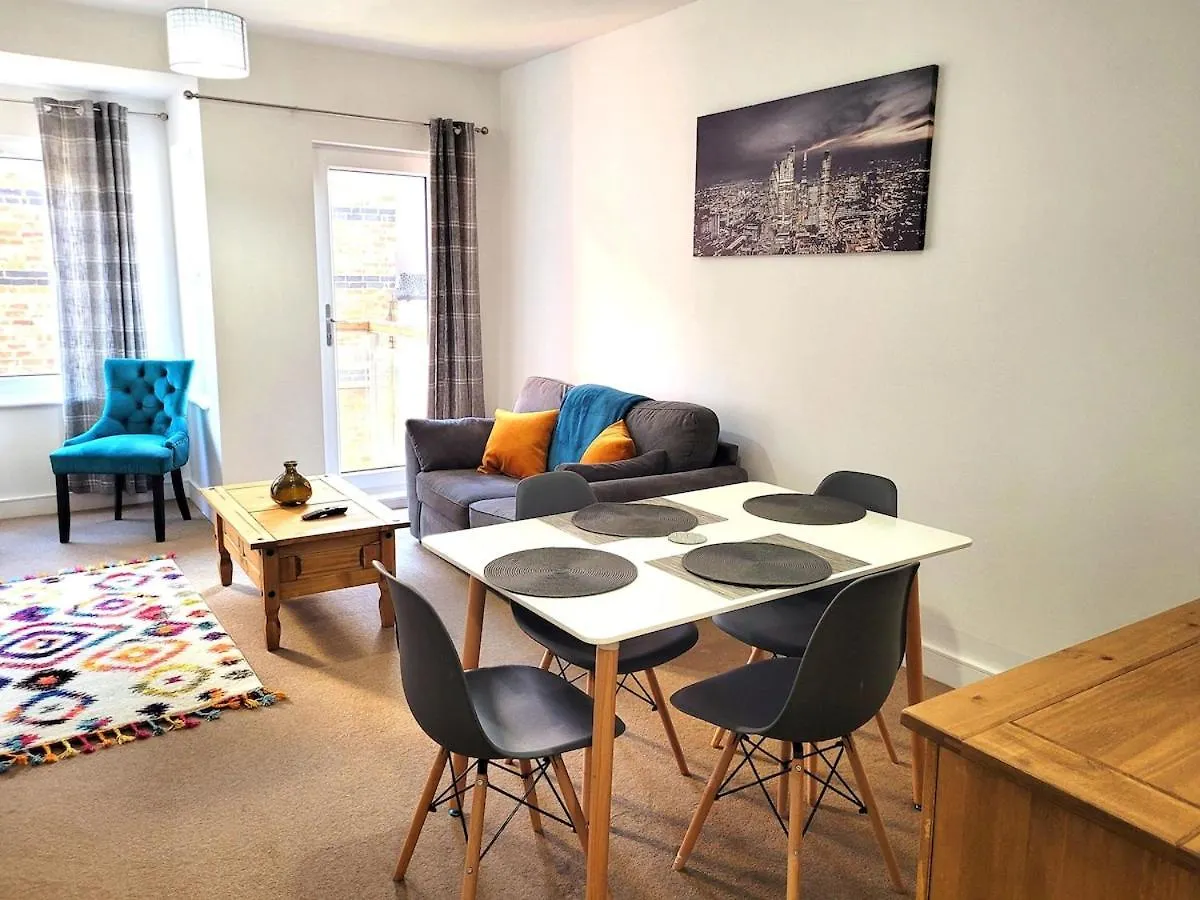 Cheltenham Town Centre Apartment, Private Parking