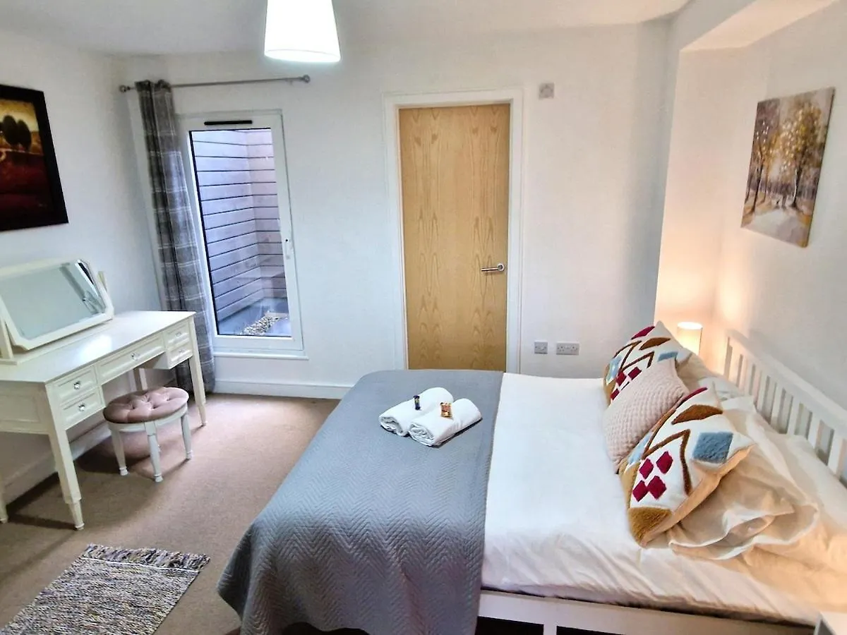 Cheltenham Town Centre Apartment, Private Parking United Kingdom