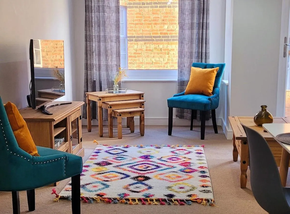 Cheltenham Town Centre Apartment, Private Parking